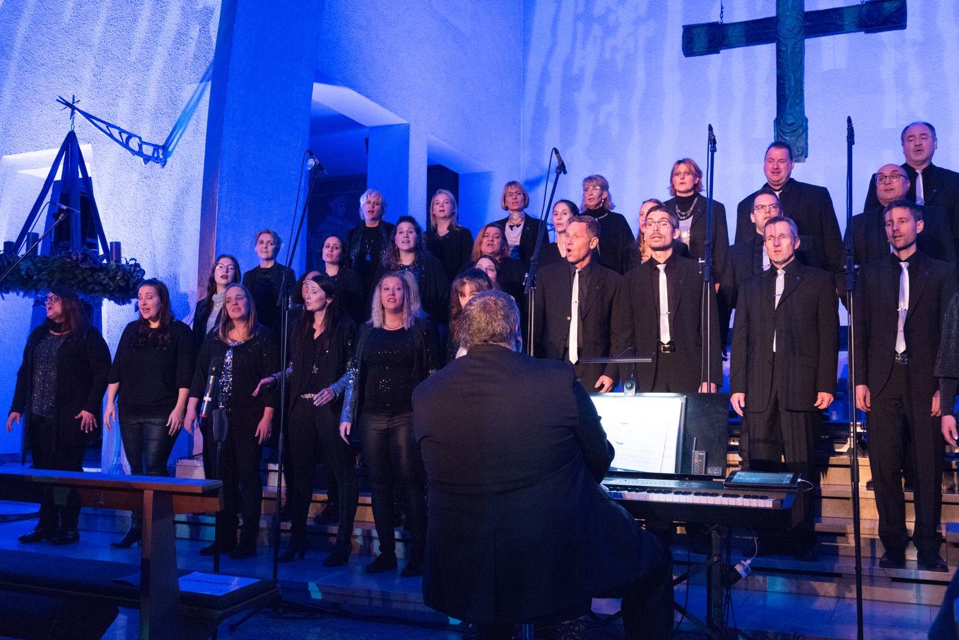 Die Abendsterne singen, vorn Jörg Thum am Klavier